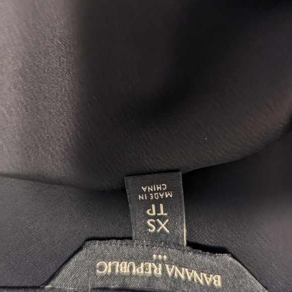 Banana Republic Black Tank Top - Size XS - Modern, Chic & Elegant - Picture 4 of 4